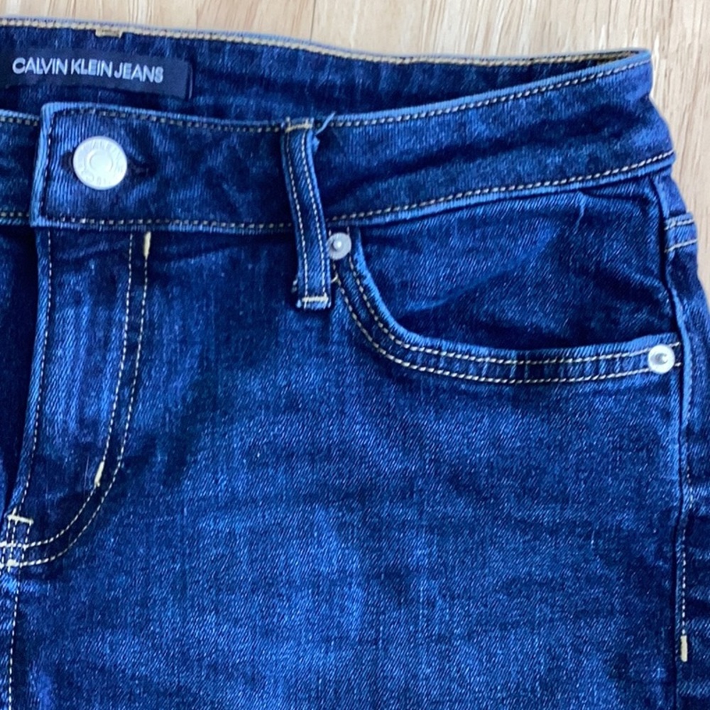 Calvin Klein Bermuda knee Length blue Jean shorts, Size 8, like new. - Picture 4 of 6